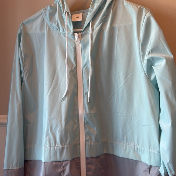 LN RAINCOAT SUOER LIGHTWEIGHT HOOD POCKETS BUNGEES TO ADJUST, SIZE MEDIUM - Picture 3 of 17